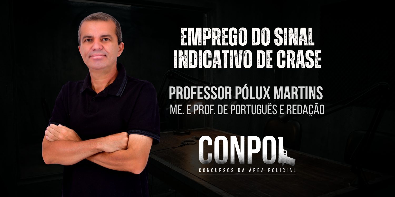 Banner promocional com fundo escuro de estúdio de podcast, contendo mesa de madeira, microfones articulados e iluminação baixa. À esquerda, há um homem de cabelos curtos e camisa polo escura, posicionado de braços cruzados e olhando para a câmera. À direita, em destaque, aparece o título “Emprego do Sinal Indicativo de Crase”. Abaixo, estão os textos “Professor Pólux Martins” e “Me. e Prof. de Português e Redação”. Na parte inferior central, encontra-se o logotipo da CONPOL acompanhado da frase “Concursos da Área Policial”. O design utiliza tipografia branca de alto contraste e visual sóbrio voltado à preparação para concursos públicos.